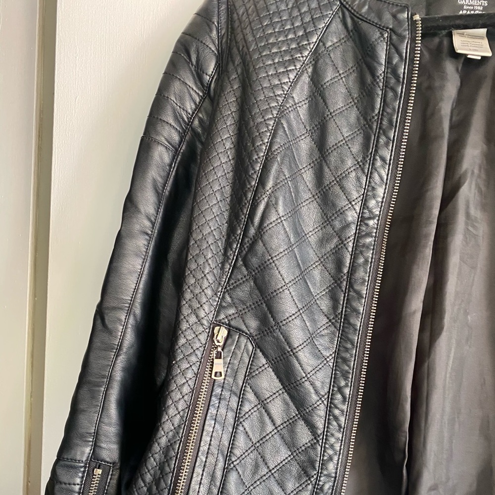 Woman’s leather style jacket - Picture 3 of 3